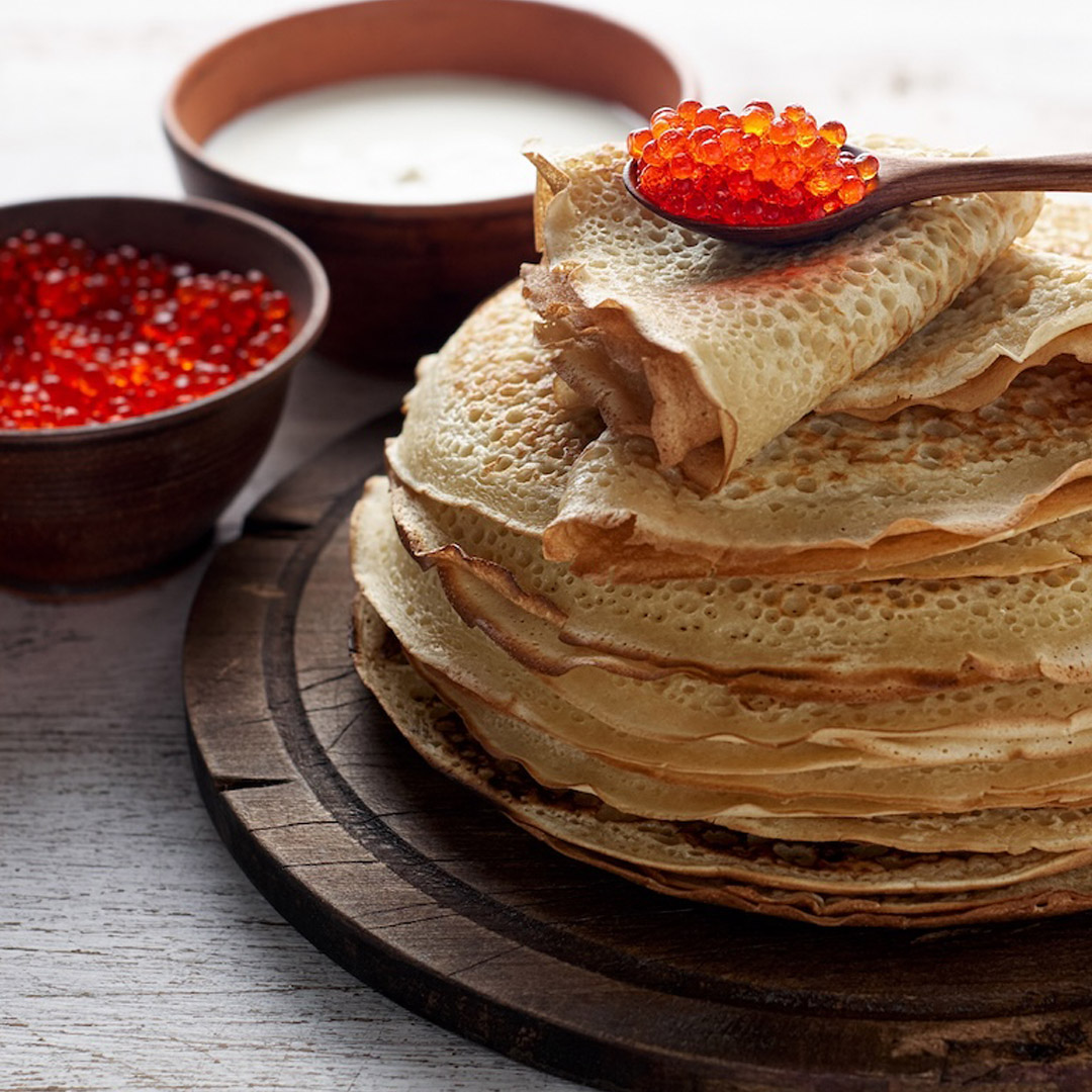 Dünne Buchweizenpfannkuchen mit Sauerrahm und Lachskaviar