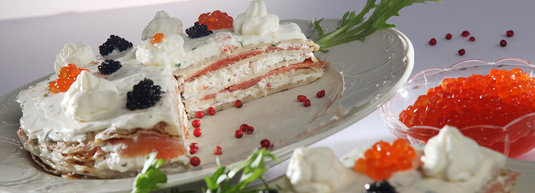 Herzhafte Pfannkuchen-Torte mit Lachs und Kaviar (Vorspeise) - Lemberg ...